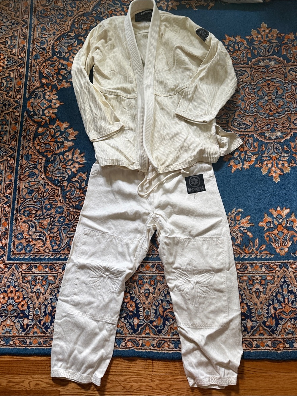 Datsusara men’s White Brazilian Jiu-Jitsu Gi Jacket and Pants - Like New Size A4
